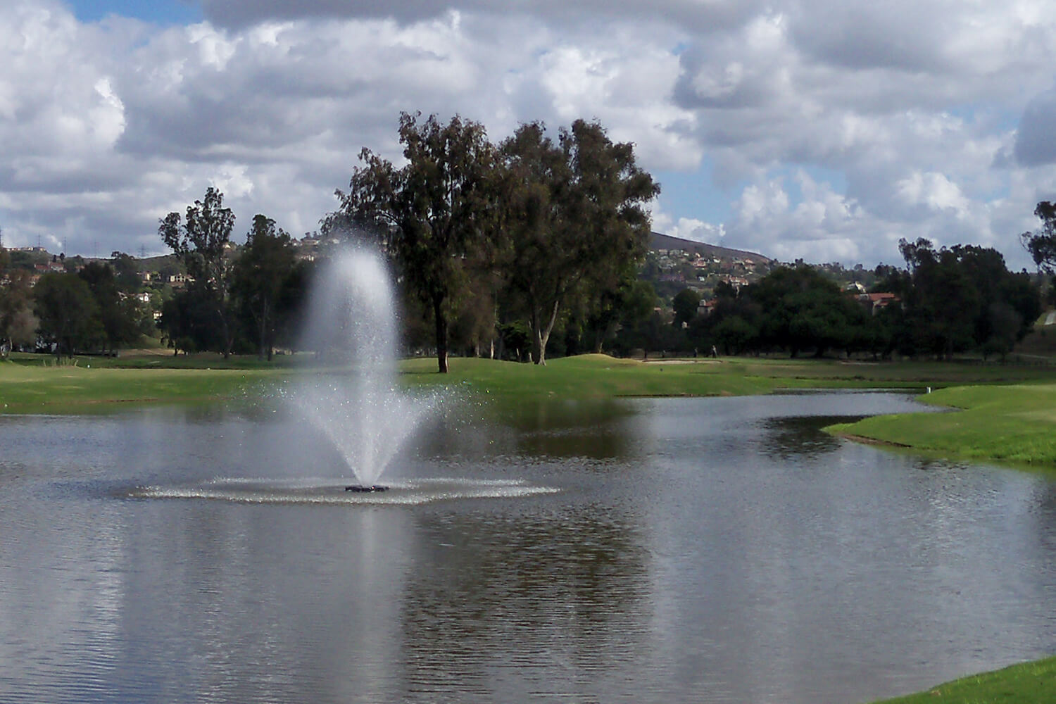 One of Otterbine's Phoenix Aerating Fountains in a golf course
